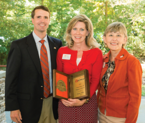 Alumni Volunteer of the Year Sonya Ables ’79 (center) with Wil Brasington and Alumni President Ann Hunter